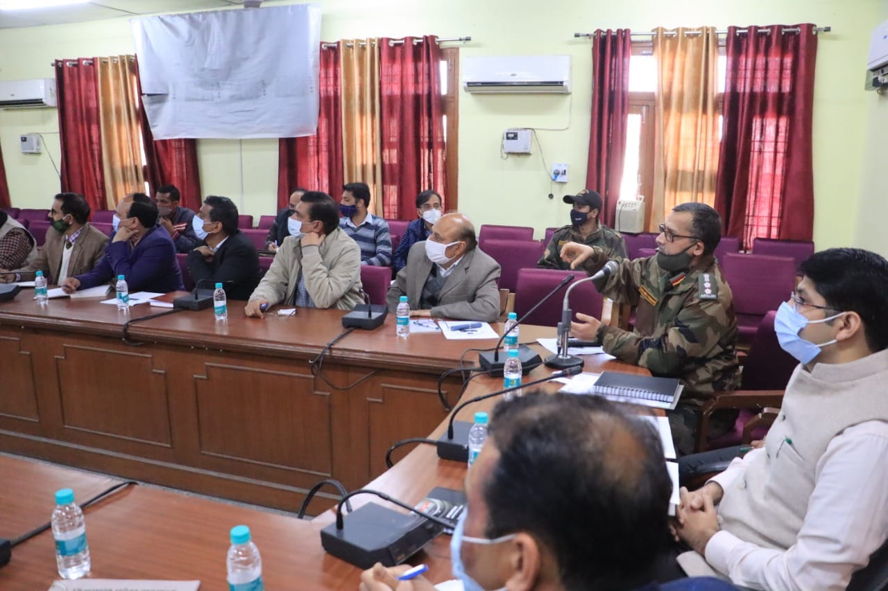 ऊना के इंदिरा मैदान में सेना भर्ती के प्रबंधों को लेकर डीसी राघव शर्मा विभिन्न विभागों सहित सेना ऊना के इंदिरा मैदान में सेना भर्ती के प्रबंधों को लेकर डीसी राघव शर्मा विभिन्न विभागों सहित सेना