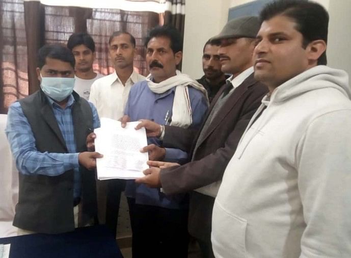 खातों में नहीं पहुंची शौचालय के लिए भेजी गई धनराशि तहसीलदार अभिमन्यु कुमार को ज्ञापन सौंपते रंधीरपुर गांव के लोग।