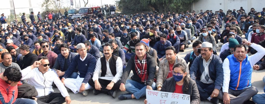 रुद्रपुर की अशोक लीलैंड कंपनी गेट के बाहर गेट पर धरना देते युवा व कांग्रेस नेता। रुद्रपुर की अशोक लीलैंड कंपनी गेट के बाहर गेट पर धरना देते युवा व कांग्रेस नेता।