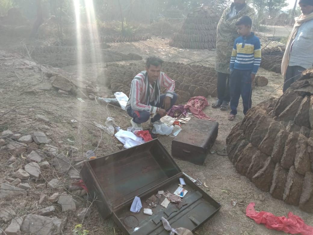 गांव के बाहर खुले में पड़ा बक्से व फैला सामान गांव के बाहर खुले में पड़ा बक्से व फैला सामान