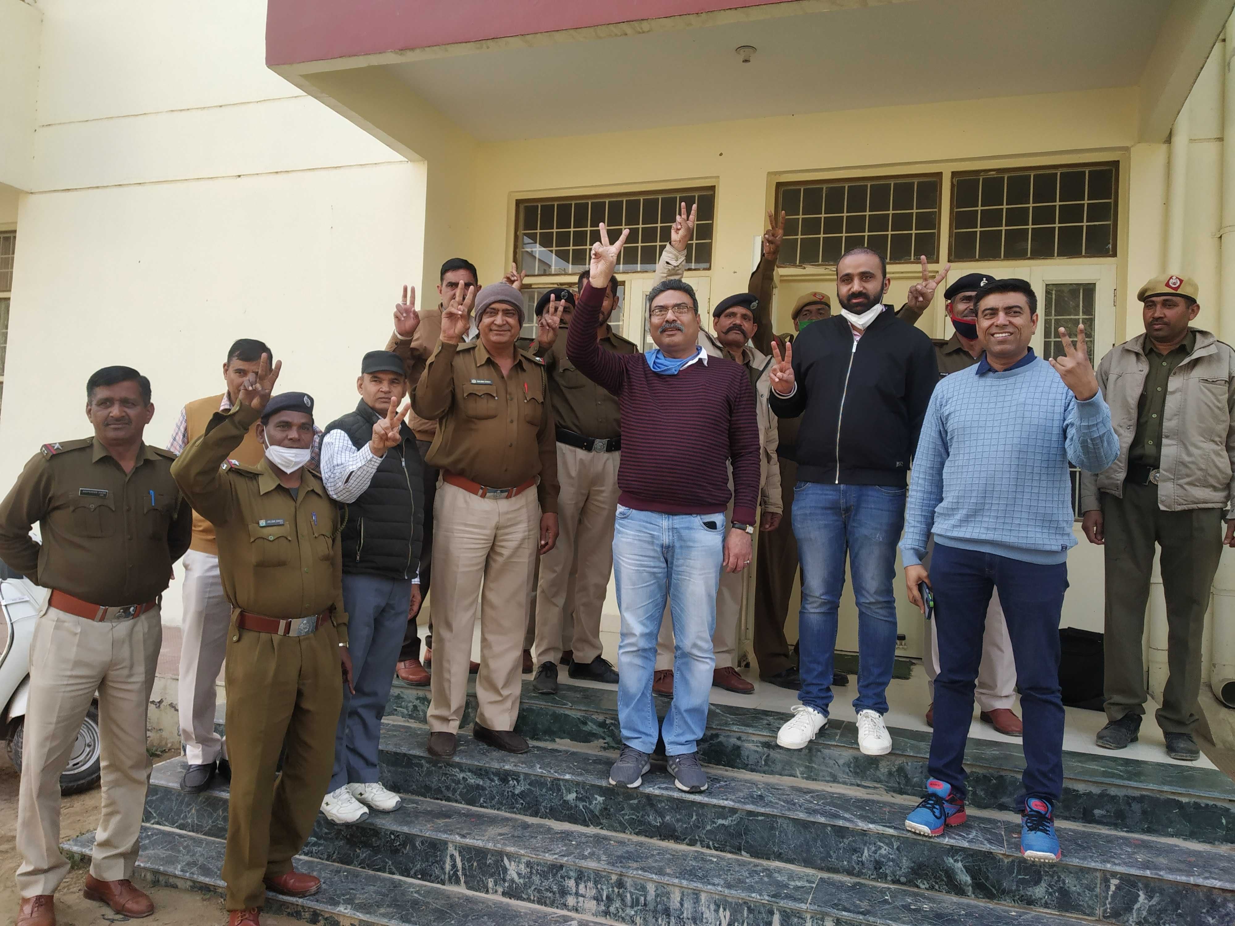कोरोना वैक्सीन लगवाने के बाद खुशी जाहिर करते पुलिस कर्मी और साथ में उपस्थित स्वास्थ्य विभाग अधि?