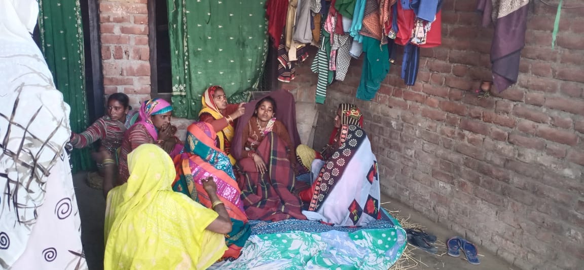 निघासन (लखीमपुर खीरी) में रोते बिलखता एक लापता मजदूर का परिवार। संवाद निघासन (लखीमपुर खीरी) में रोते बिलखता एक लापता मजदूर का परिवार। संवाद