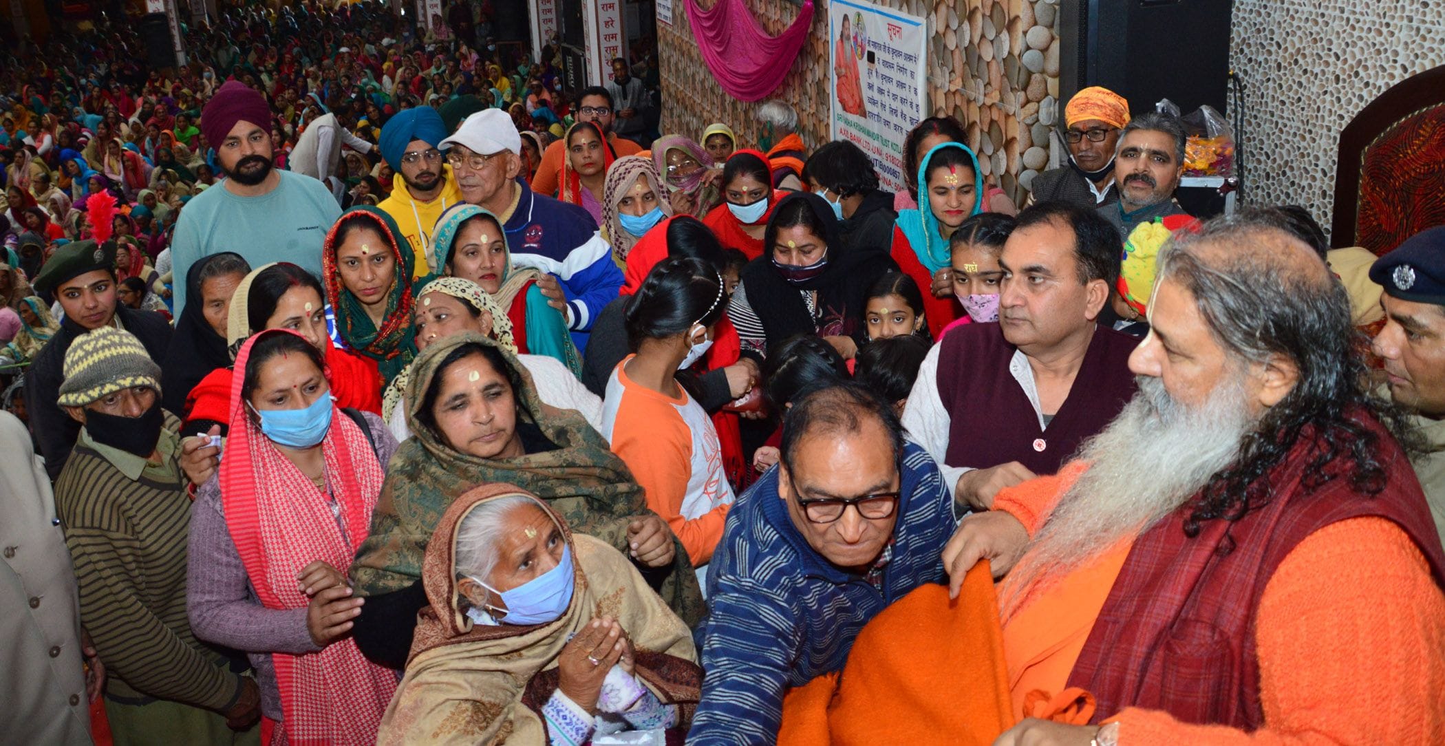 कोटला कलां स्थित राधा कृष्ण मंदिर में बाबा बाल महाराज का आशीर्वाद लेती संगत। कोटला कलां स्थित राधा कृष्ण मंदिर में बाबा बाल महाराज का आशीर्वाद लेती संगत।