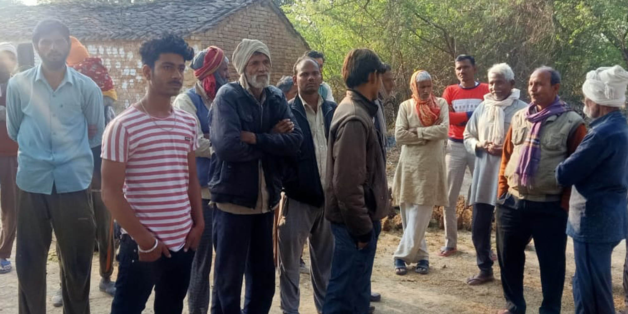 राठ के टोला में चोरी की जानकारी होने पर लगी ग्रामीणों की भीड़। संवाद राठ के टोला में चोरी की जानकारी होने पर लगी ग्रामीणों की भीड़। संवाद