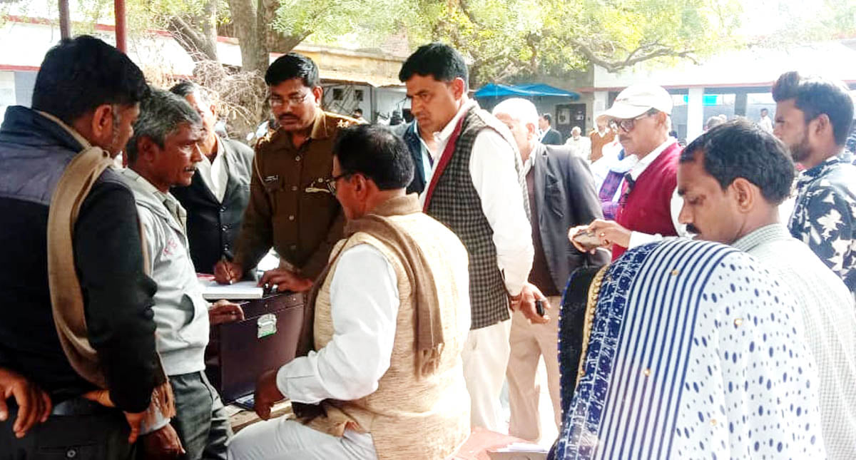 मौदहा तहसील में घटना की जांच करती पुलिस। संवाद मौदहा तहसील में घटना की जांच करती पुलिस। संवाद