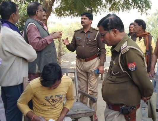 खोटिला गांव में ग्रामीणों से पूंछतांछ करती पुलिस खोटिला गांव में ग्रामीणों से पूंछतांछ करती पुलिस