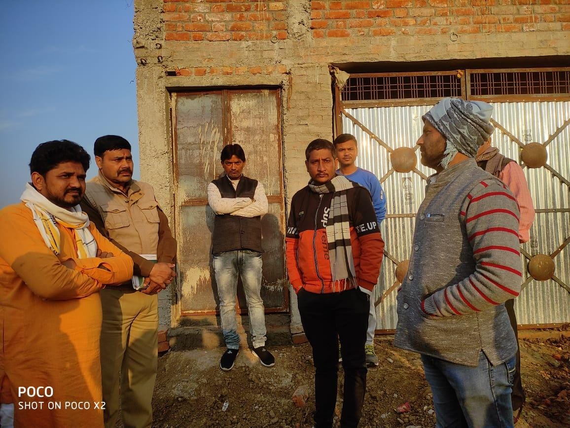 घटनास्थल पर पूछताछ करती पुलिस घटनास्थल पर पूछताछ करती पुलिस