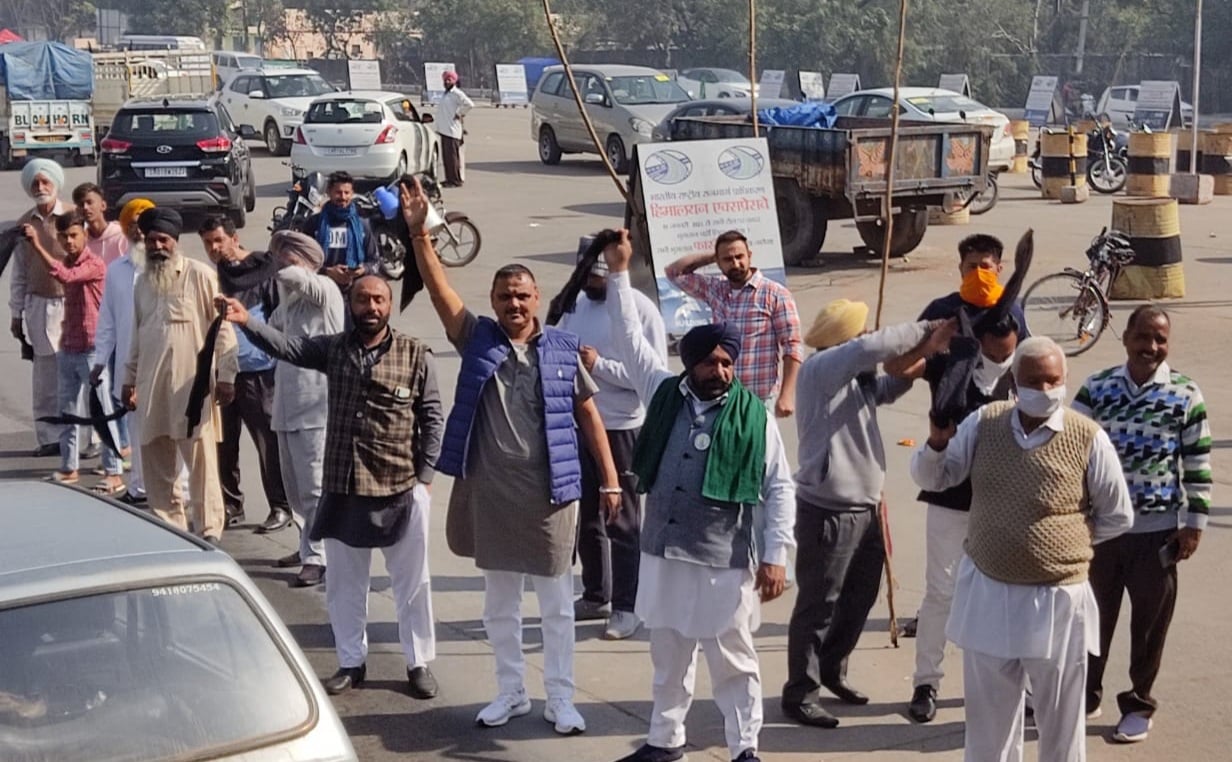 काले झंडे दिखाने के लिए टोल प्लॉजा से मंत्री का गुजरने का इंतजार करते किसान। काले झंडे दिखाने के लिए टोल प्लॉजा से मंत्री का गुजरने का इंतजार करते किसान।