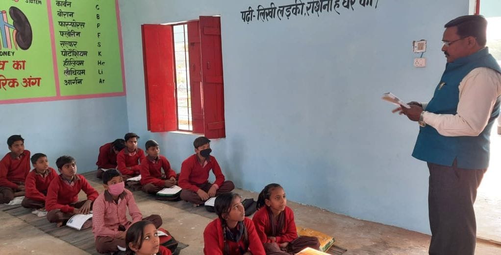 संडीला के उच्च प्राथमिक विद्यालय में बच्चों को पढ़ाते मिले शिक्षक। संवाद संडीला के उच्च प्राथमिक विद्यालय में बच्चों को पढ़ाते मिले शिक्षक। संवाद