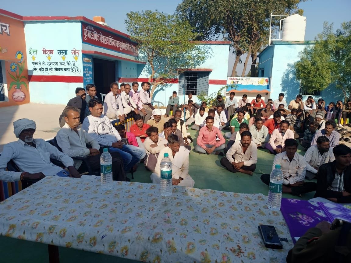 ग्राम खिरिया भारंजू की चौपाल में उपस्थित ग्रामीण