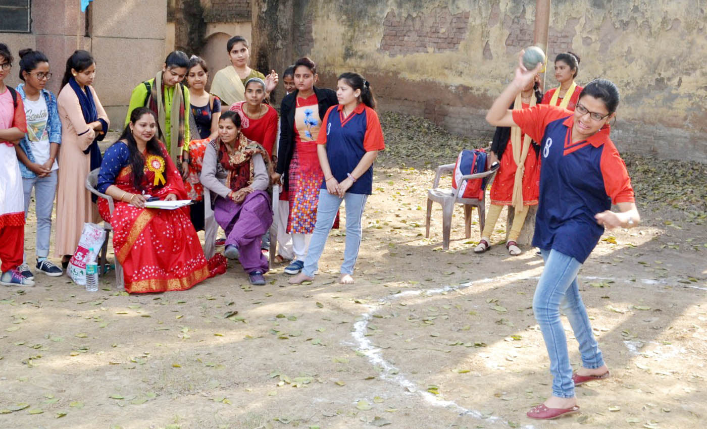 गोला फेंक प्रतियोगिता में प्रतिभाग करती छात्रा। संवाद गोला फेंक प्रतियोगिता में प्रतिभाग करती छात्रा। संवाद