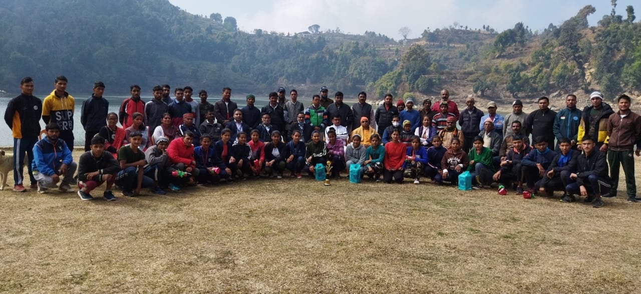 वरूधायक कैलाश गहतोड़ी के साथ क्रास कंट्री दौड़ के प्रतिभागी धावक।