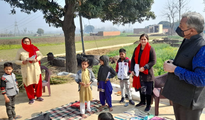मोहल्ला क्लास के निरीक्षण के दौरान शिक्षिकाओं को निर्देशित करते एडी बेसिक योगराज सिंह। मोहल्ला क्लास के निरीक्षण के दौरान शिक्षिकाओं को निर्देशित करते एडी बेसिक योगराज सिंह।