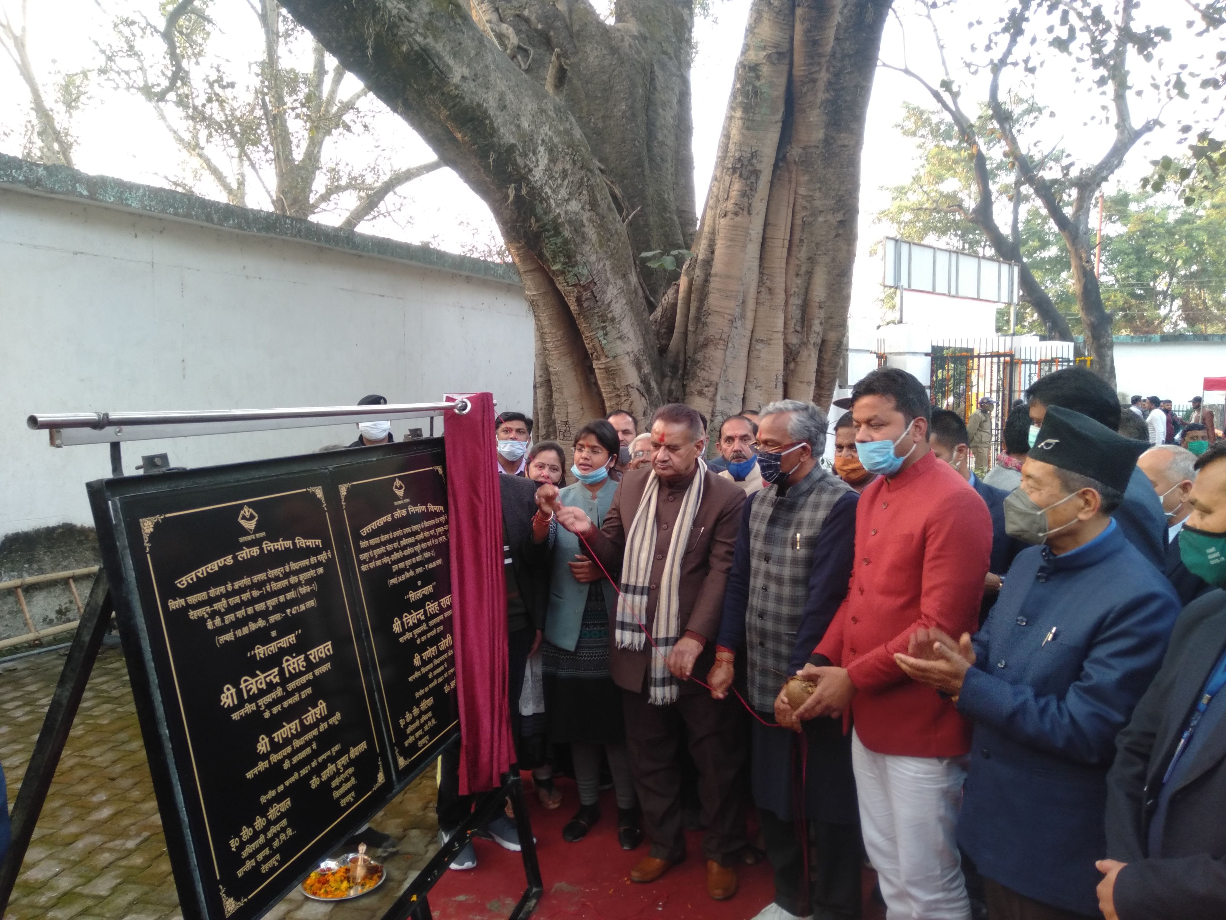 शहीद दुर्गा मल्ल पार्क में विकास योजना का शिलान्यास करते मुख्यमंत्री त्रिवेंद्र सिंह रावत। शहीद दुर्गा मल्ल पार्क में विकास योजना का शिलान्यास करते मुख्यमंत्री त्रिवेंद्र सिंह रावत।