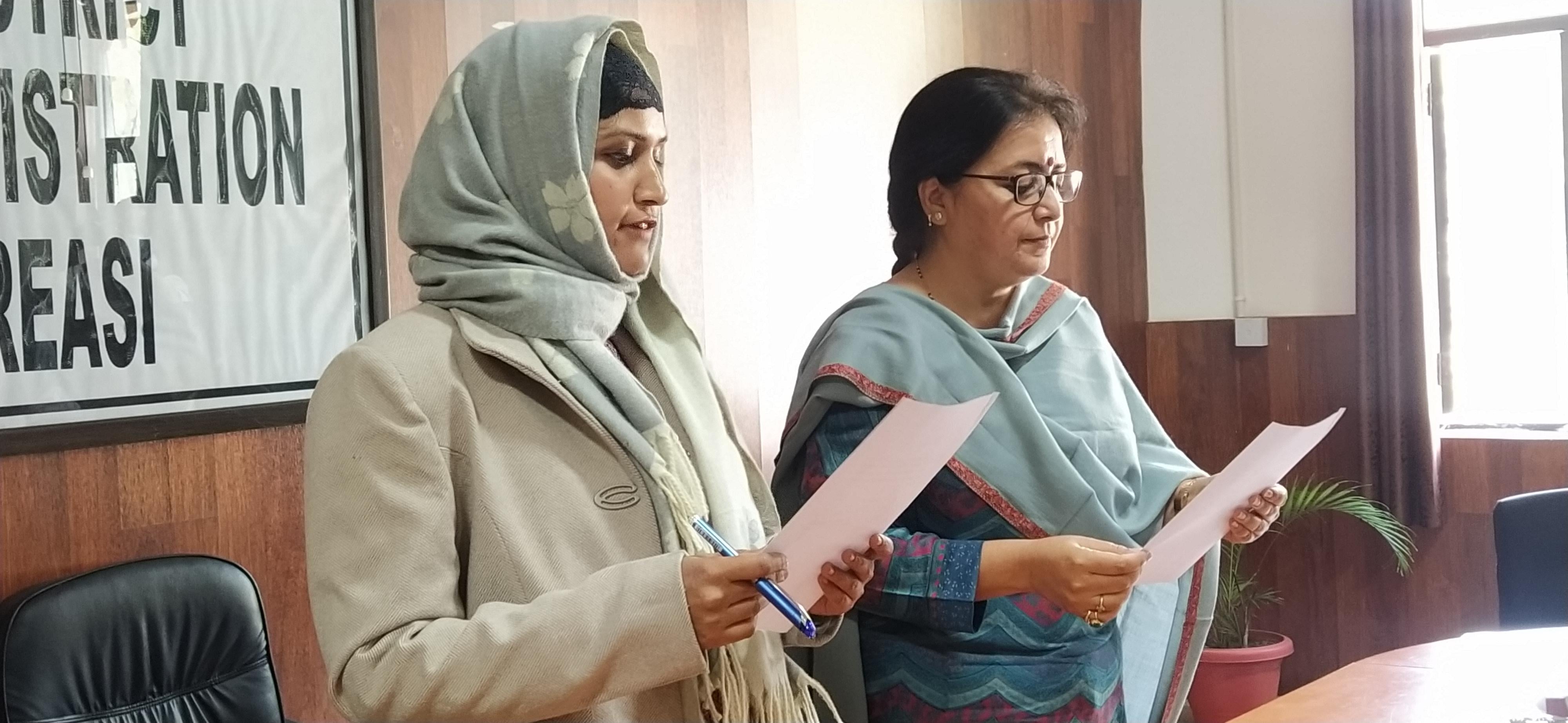 रियासी में डीडीसी उपाध्यक्ष बनने के बाद शपथ ग्रहण करतीं एडवोकेट शाजरा कादिर।