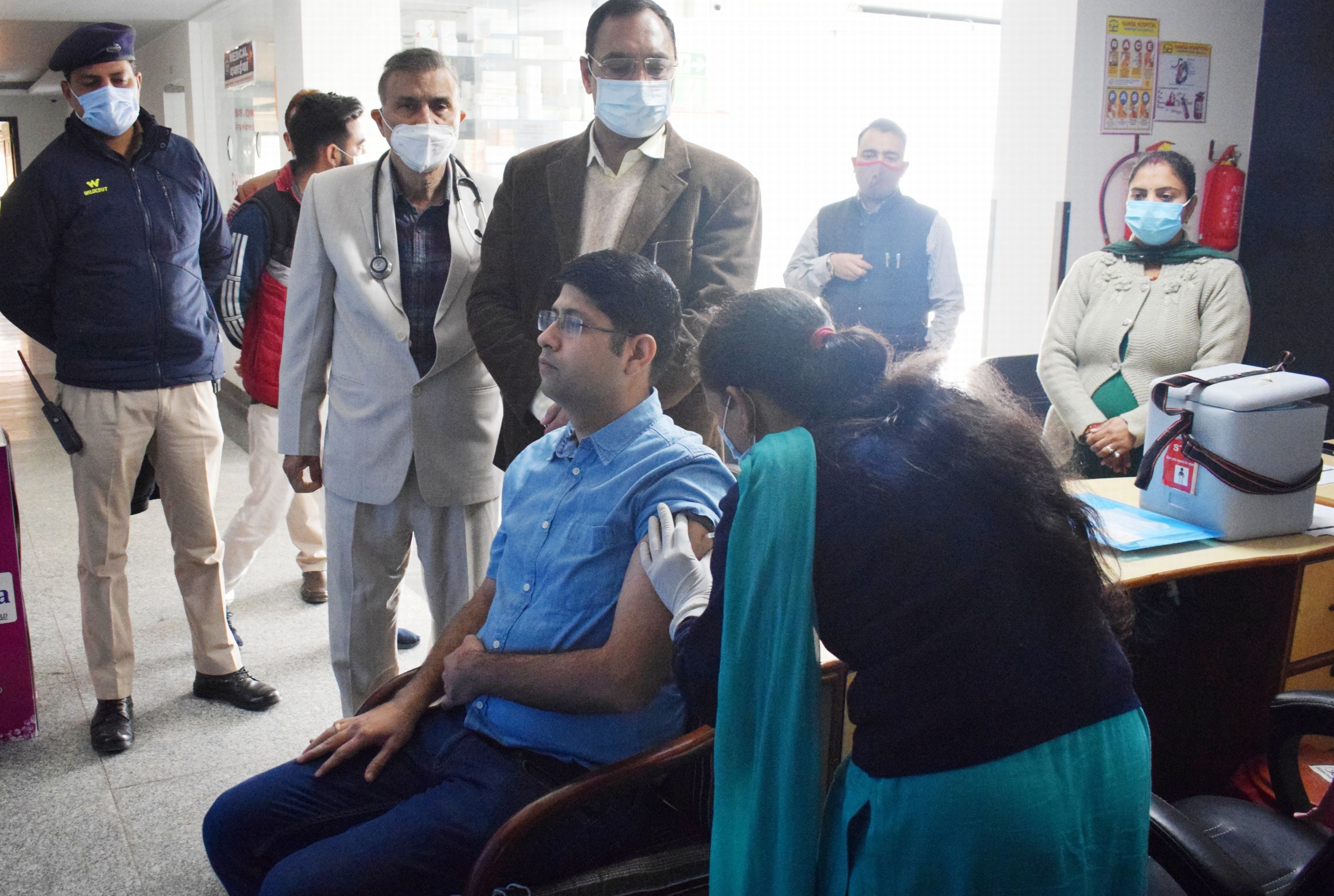 वैश्विक महामारी के विरुद्ध दूसरे चरण का टीकाकरण अभियान के दौरान डीसी ऊना राघव शर्मा कोविड वैक्स? वैश्विक महामारी के विरुद्ध दूसरे चरण का टीकाकरण अभियान के दौरान डीसी ऊना राघव शर्मा कोविड वैक्स?
