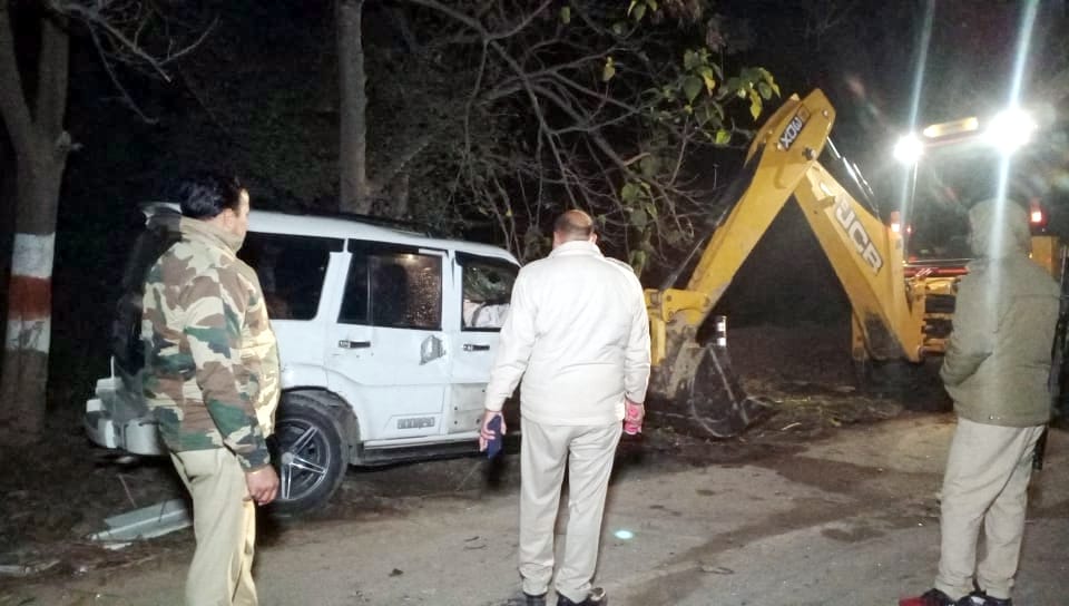 स्योहारा-मुरादाबाद मार्ग पर गांव सुल्तानपुर के पास सड़क दुर्घटना में क्षतिग्रस्त गाड़ी हटवती प? स्योहारा-मुरादाबाद मार्ग पर गांव सुल्तानपुर के पास सड़क दुर्घटना में क्षतिग्रस्त गाड़ी हटवती प?