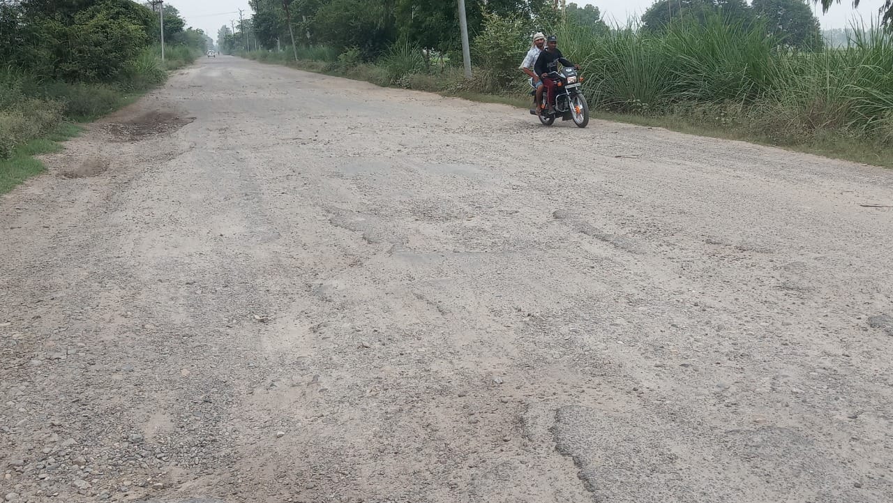 नानौता-गंगोह मार्ग पर सड़क में बने गड्ढे नानौता-गंगोह मार्ग पर सड़क में बने गड्ढे