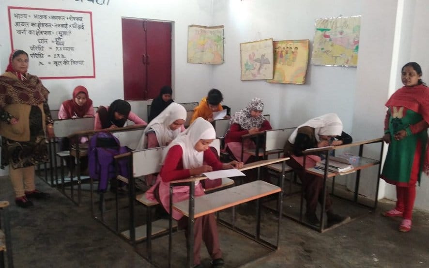 नजीबाबाद के पूर्व माध्यमिक स्कूल में पढ़तीं कक्षा आठ की छात्राएं। नजीबाबाद के पूर्व माध्यमिक स्कूल में पढ़तीं कक्षा आठ की छात्राएं।