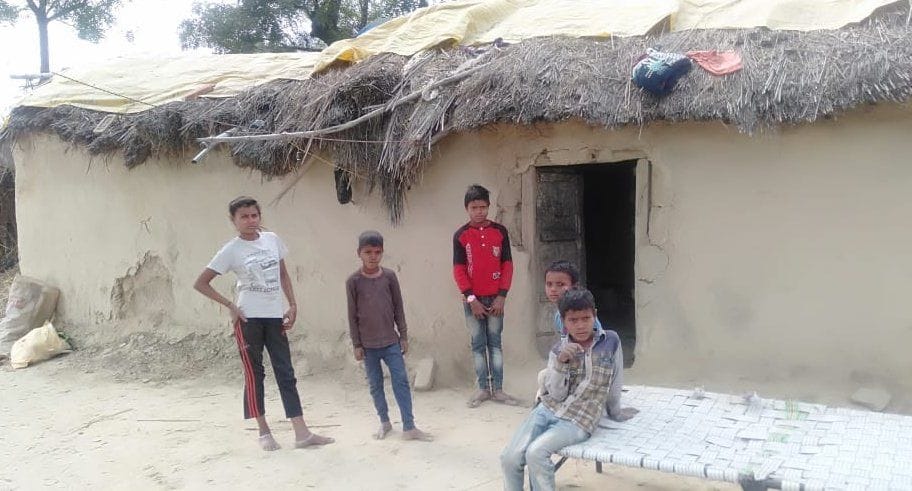 मंगरौरा ब्लाक के बरियार क पुरवा हथसारा गांव में टूटी झोपड़ी के बाहर बैठे अनाथ बच्चे।