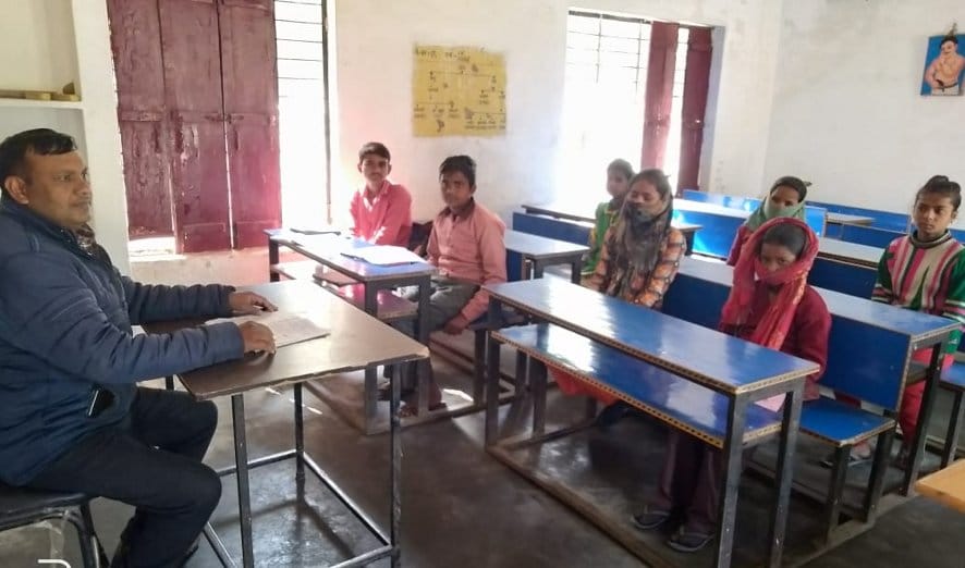 मंडावली के शेखुपुरा आलम पूर्व माध्यमिक विद्यालय में पहुंचे विद्यार्थी। मंडावली के शेखुपुरा आलम पूर्व माध्यमिक विद्यालय में पहुंचे विद्यार्थी।