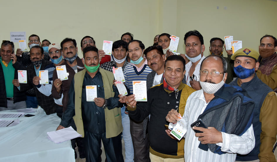 जलि अस्पताल से को वैक्सीन का टीका लगवाने के बाद खुशी जताते नागरिक सुरक्षा कोर के सदस्य जलि अस्पताल से को वैक्सीन का टीका लगवाने के बाद खुशी जताते नागरिक सुरक्षा कोर के सदस्य