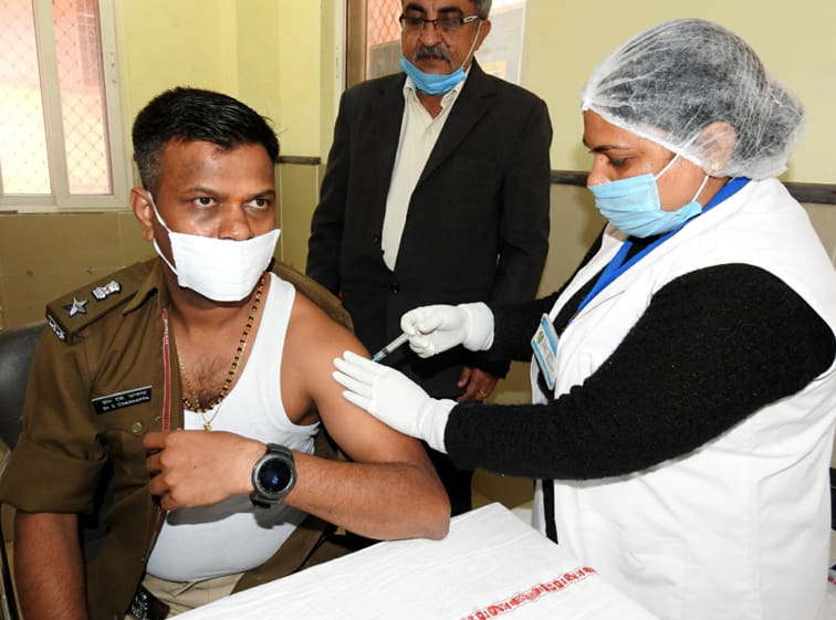 जिला अस्पताल से को वैक्सीन का टीका लगवाते एसएसपी डा एस चनप्पा जिला अस्पताल से को वैक्सीन का टीका लगवाते एसएसपी डा एस चनप्पा
