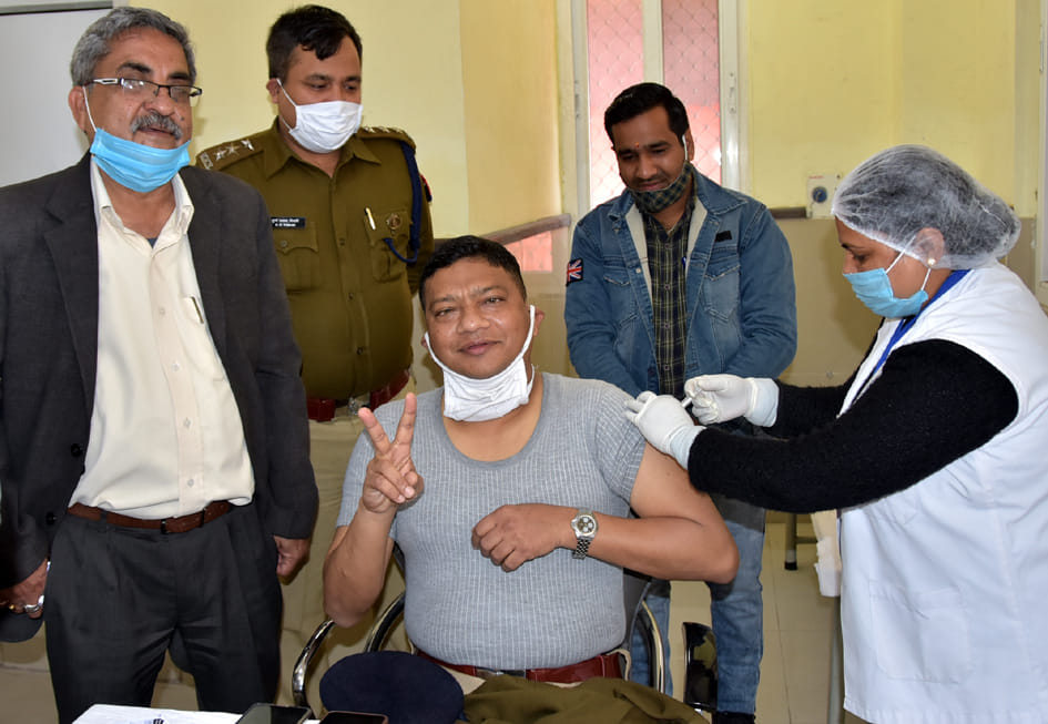 जिला अस्पताल से को वैक्सीन का टीका लगवाते विक्ट्री का साइन बनाते एसपी सिटी विनीत भटनागर जिला अस्पताल से को वैक्सीन का टीका लगवाते विक्ट्री का साइन बनाते एसपी सिटी विनीत भटनागर
