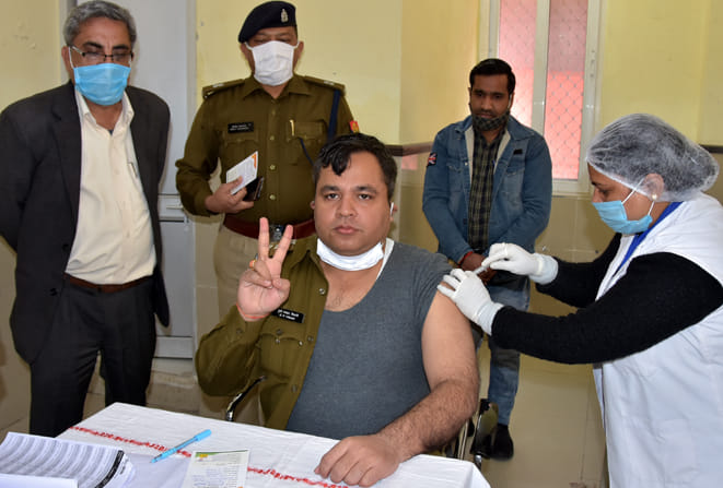 जिला अस्पताल से को वैक्सीन का टीका लगवाते विक्ट्री का साइन बनाते सीओ जिला अस्पताल से को वैक्सीन का टीका लगवाते विक्ट्री का साइन बनाते सीओ