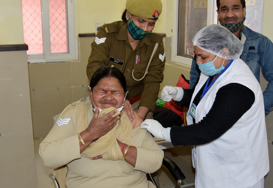 जिला अस्पताल से को वैक्सीन का टीका लगवाती महिला पुलिस कर्मी जिला अस्पताल से को वैक्सीन का टीका लगवाती महिला पुलिस कर्मी