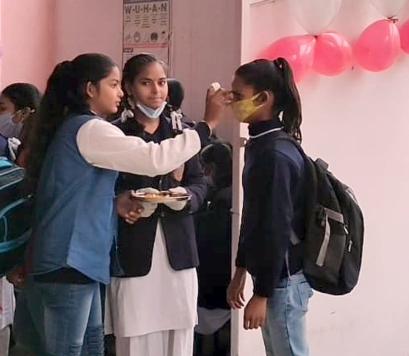 लखीमपुर सनातन धर्म बालिका इंटर कॉलेज में पहले दिन स्कूल पहुंची छात्राओं का हुआ टीका लखीमपुर सनातन धर्म बालिका इंटर कॉलेज में पहले दिन स्कूल पहुंची छात्राओं का हुआ टीका