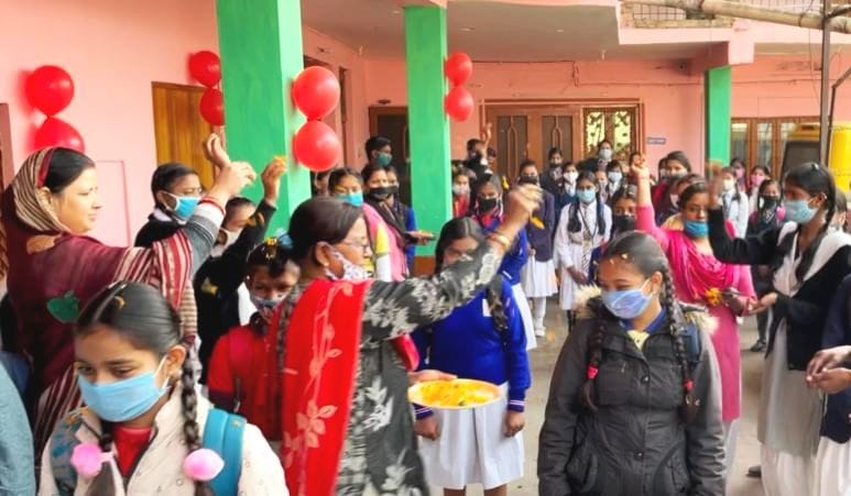 मंगलीपुरवा स्थित श्री डाल सिंह मेमोरियल स्कूल में पुष्प वर्षा कर बच्चों का स्वागत करतीं शिक्षिक मंगलीपुरवा स्थित श्री डाल सिंह मेमोरियल स्कूल में पुष्प वर्षा कर बच्चों का स्वागत करतीं शिक्षिक