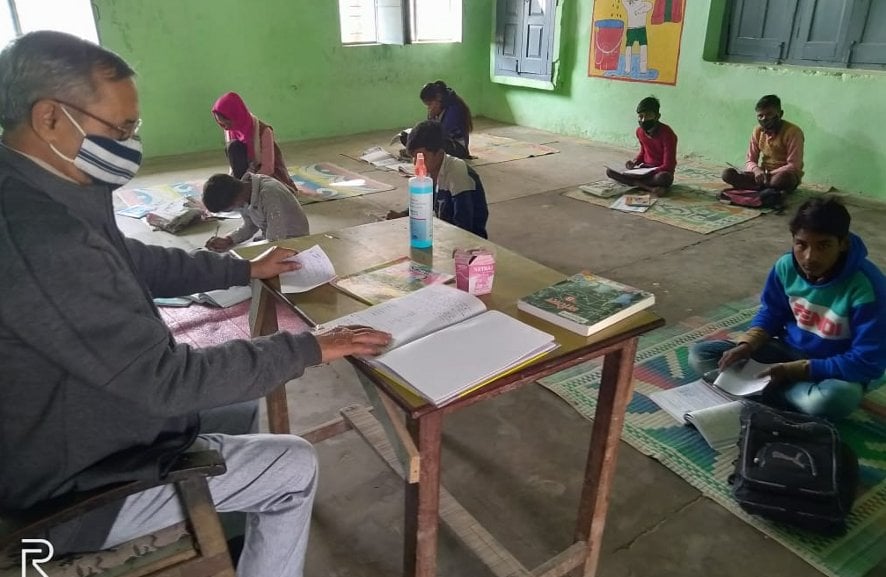 मंडावली के पूर्व माध्यमिक स्कूल में पढ़ते विद्यार्थी। मंडावली के पूर्व माध्यमिक स्कूल में पढ़ते विद्यार्थी।