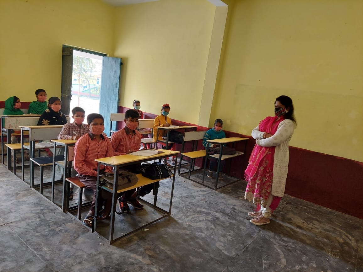 खतौली के गांव सठेडी में कन्या पूर्व माध्यमिक विद्यालय में पढाती शिक्षका। खतौली के गांव सठेडी में कन्या पूर्व माध्यमिक विद्यालय में पढाती शिक्षका।