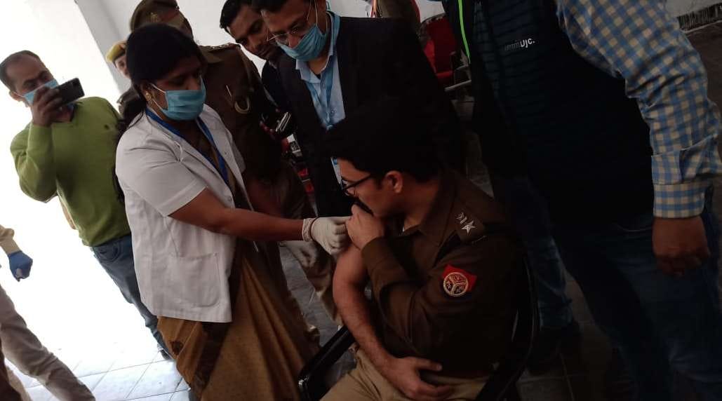 पुलिस लाइन में कोरोना वैक्सीन का टीका लगवाते एसपी डॉ. विपिन ताडा। पुलिस लाइन में कोरोना वैक्सीन का टीका लगवाते एसपी डॉ. विपिन ताडा।