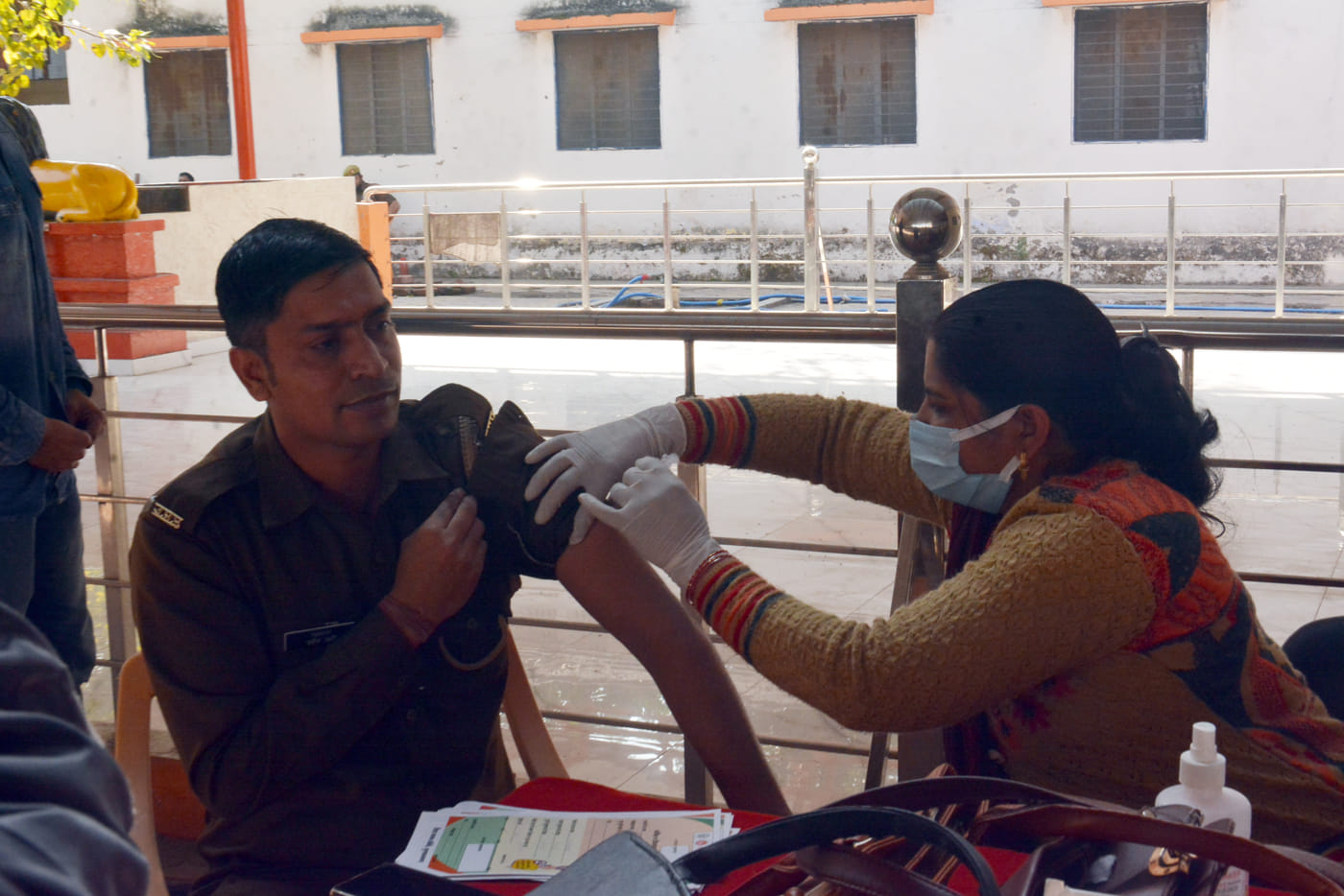 पुलिस लाइन में टीकाकरण करते स्वास्थकर्मी।