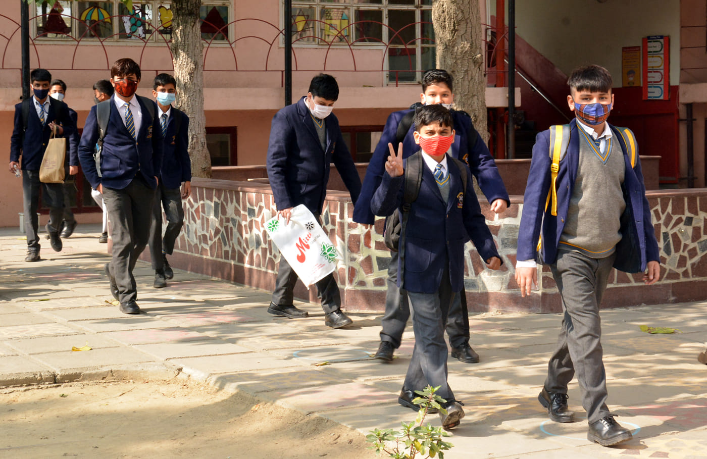 लबें समय के बाद कक्षाओ में भौतिक रुप से पहुचे  शारदेन स्कूल के विद्यार्थी  कोरेना पर विजयी चिन्ह ब?