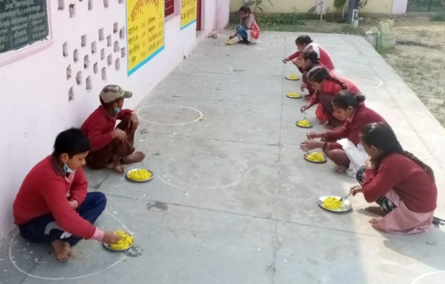 सवायजपुर के उच्च प्राथमिक विद्यालय सेमरिया में मध्यान्ह भोजन करते छात्र-छात्राएं। संवाद सवायजपुर के उच्च प्राथमिक विद्यालय सेमरिया में मध्यान्ह भोजन करते छात्र-छात्राएं। संवाद