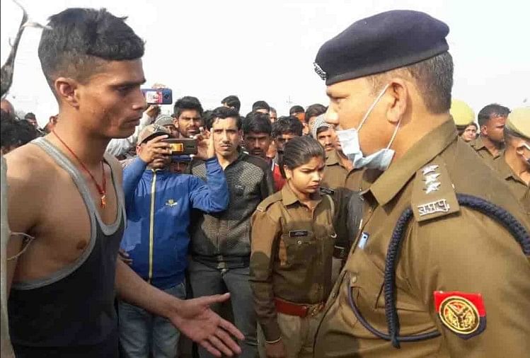 यूपी: कन्नौज में खेत की रखवाली करने गए किसान की ईंट से सिर कुचल कर हत्या पुलिस को घटना की जानकारी देता पुत्र