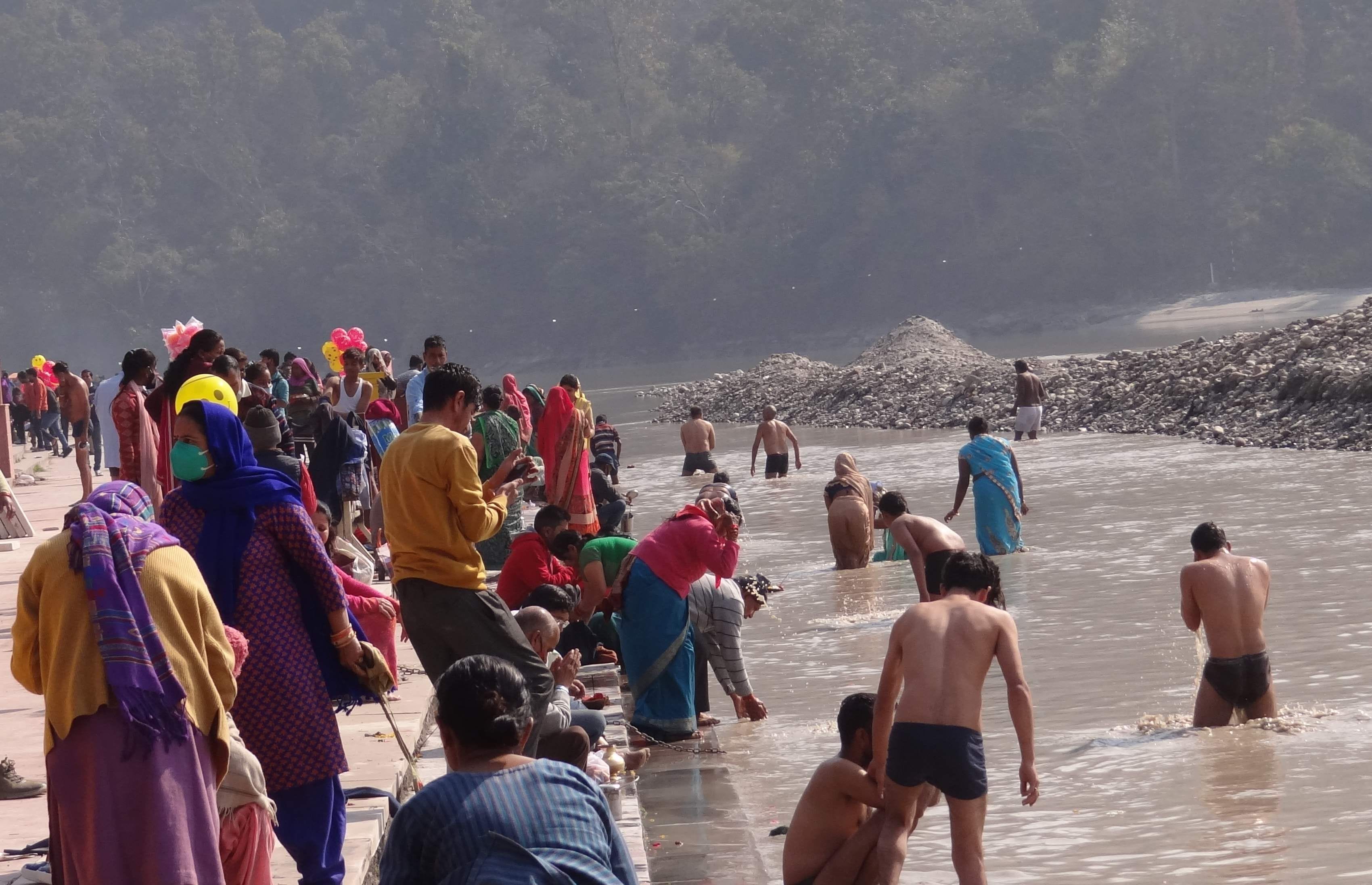 मौनी अमावस्या पर त्रिवेणीघाट में आस्था की डुबकी लगाते श्रद्धालु। मौनी अमावस्या पर त्रिवेणीघाट में आस्था की डुबकी लगाते श्रद्धालु।