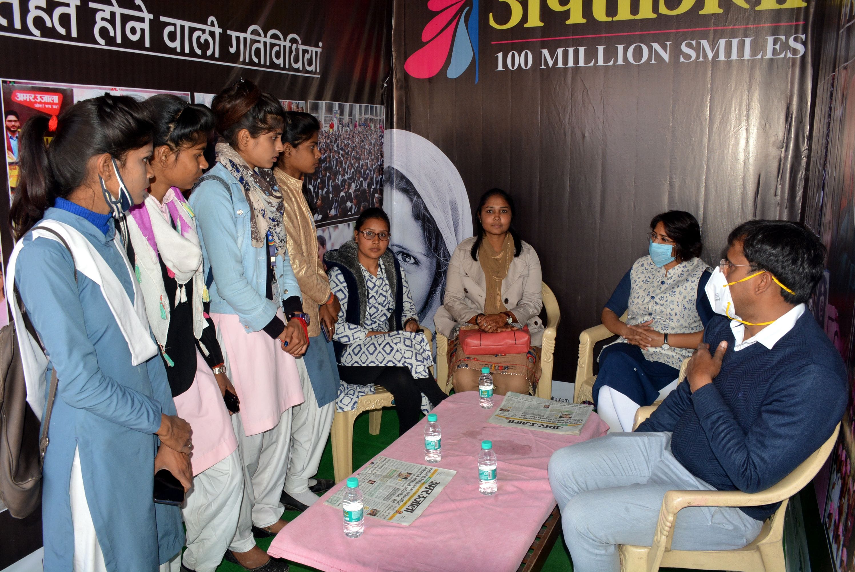 अपराजिता सेल्फी प्वाइंट शिविर में छात्राओं को टिप्स देती जॉइंट मजिस्ट्रेट अनीता यादव अपराजिता सेल्फी प्वाइंट शिविर में छात्राओं को टिप्स देती जॉइंट मजिस्ट्रेट अनीता यादव