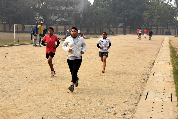 स्टेडियम में अभ्यास करते खिलाड़ी स्टेडियम में अभ्यास करते खिलाड़ी