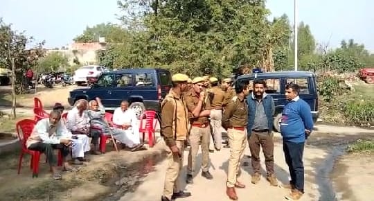 बिजनौर के गांव सिहोरा गिरधर में रचित की तेरहवी के दौरान तैनात पुलिस।