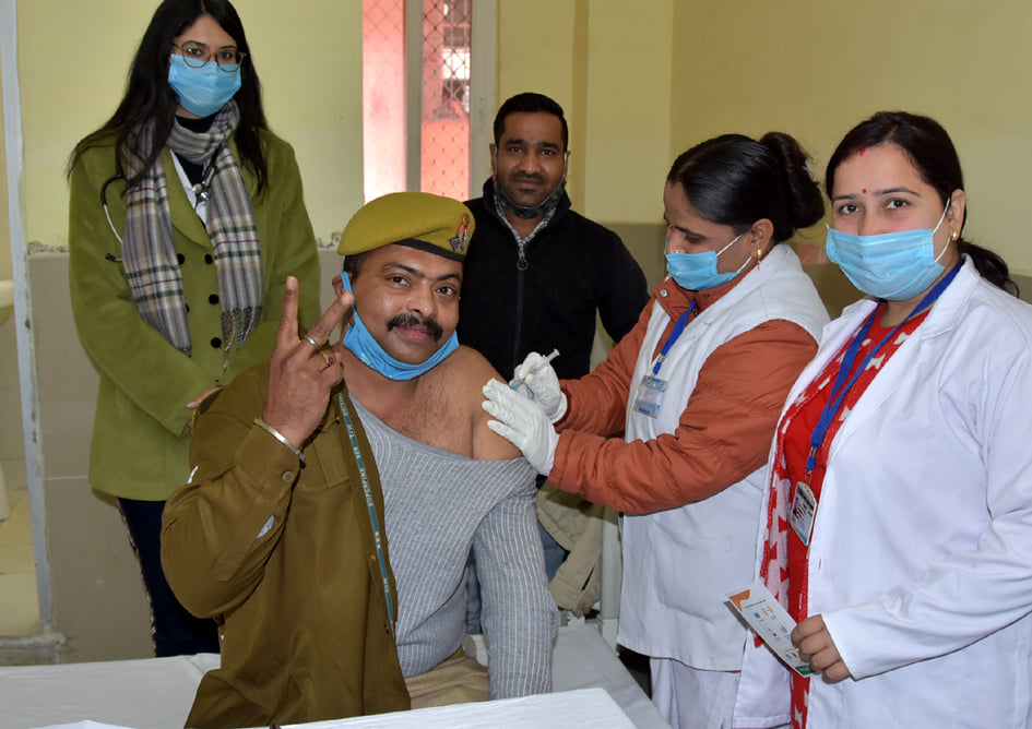 जिला अस्पताल में को वैक्सीन का टीका लगवाते पुलिस कर्मी