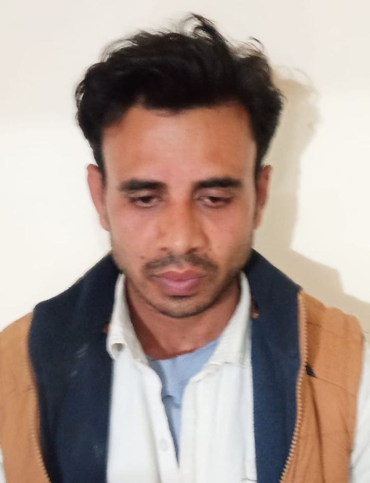 गंगाघाट कोतवाली में बैठा हत्यारोपी पति अखिलेश। गंगाघाट कोतवाली में बैठा हत्यारोपी पति अखिलेश।