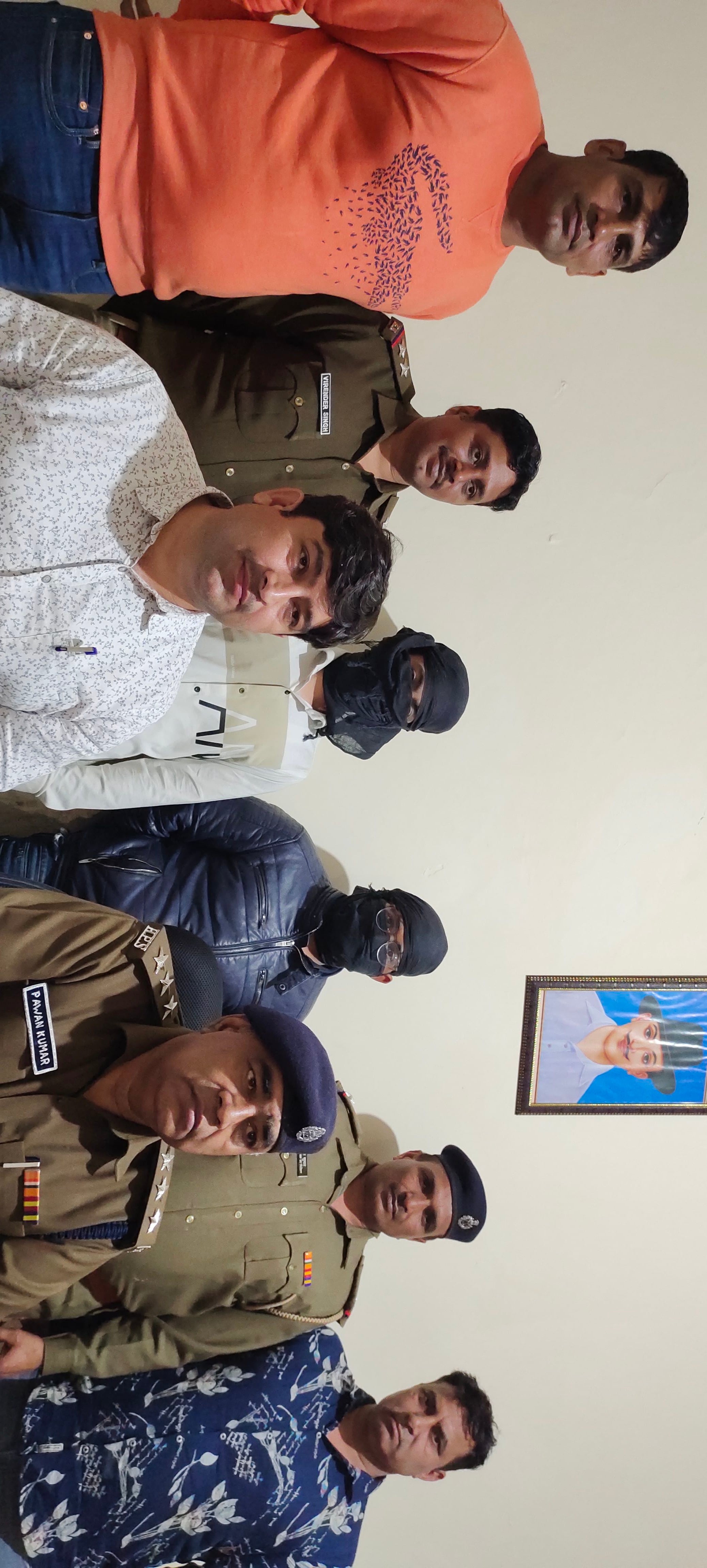 धोखाधड़ी के मामले में पकड़े गए आरोपी डीएसपी व अन्य के साथ। धोखाधड़ी के मामले में पकड़े गए आरोपी डीएसपी व अन्य के साथ।