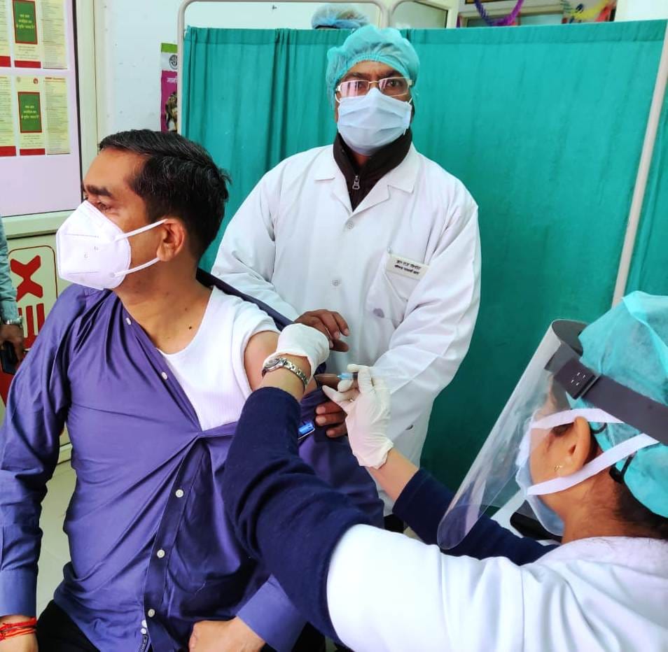 कासगंज में कोरोना वैक्सीन लगवाते डीएम