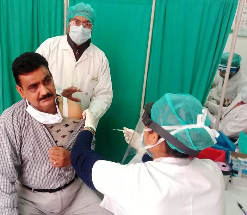 कासगंज में कोरोना वैक्सीन लगवाते एडीएम
