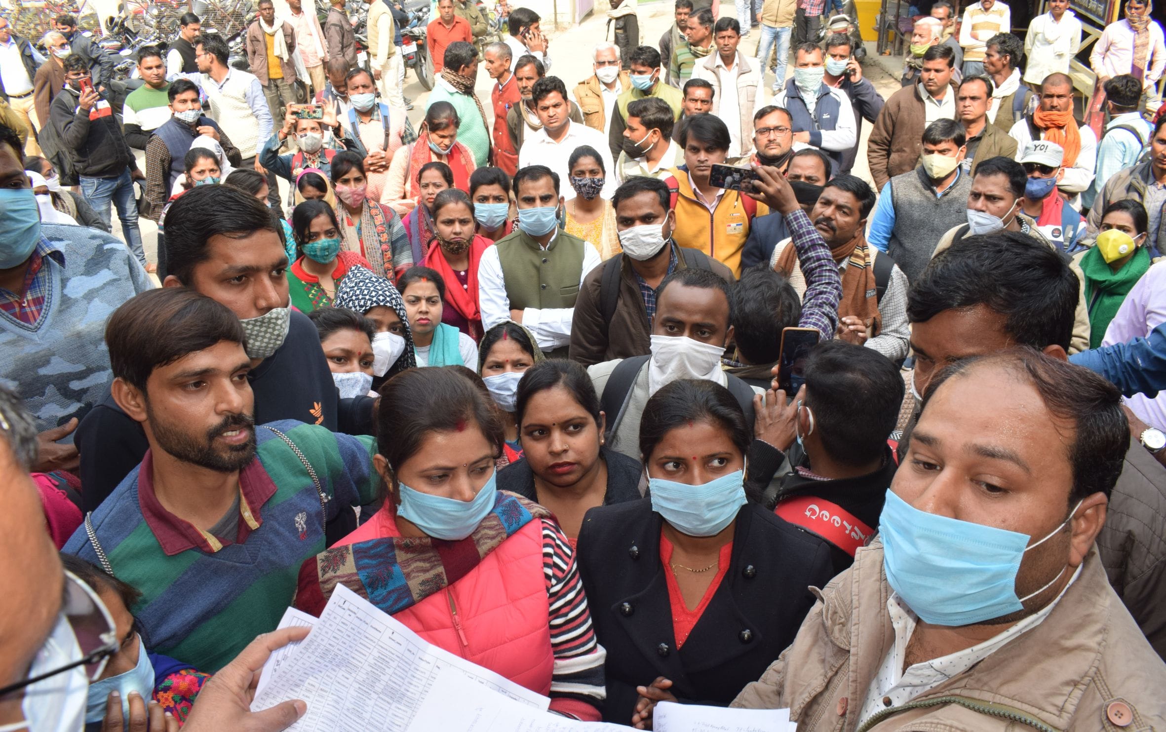 कलक्ट्रेट परिसर में कुछ इस तरह लगी रही शिक्षकों की भीड़। संवाद