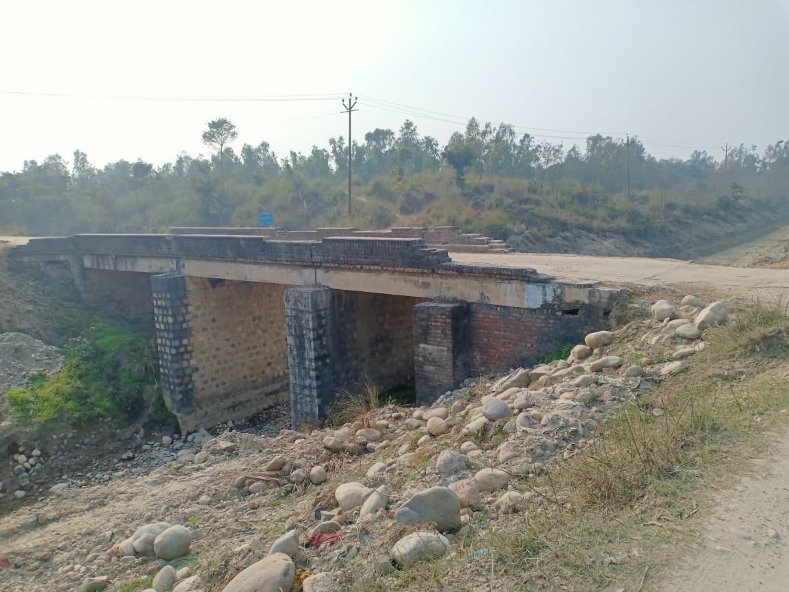 मिर्जापुर में नानूवाला-पाडली मार्ग पर रजबाहे की पुलिया की टूटी दीवार मिर्जापुर में नानूवाला-पाडली मार्ग पर रजबाहे की पुलिया की टूटी दीवार
